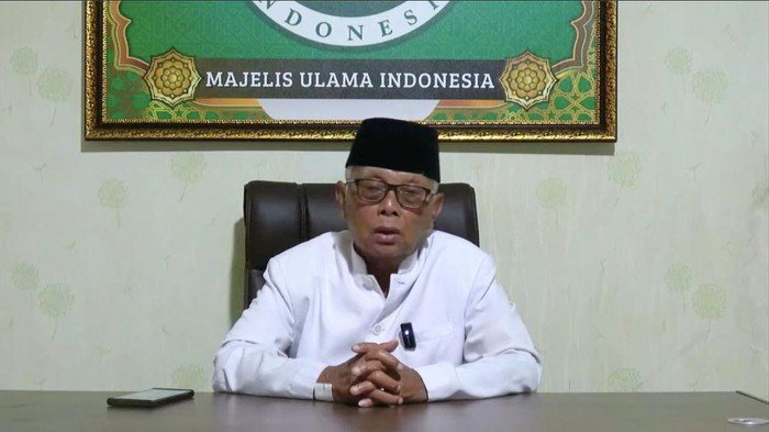 Detik Media : Ketum Majelis Ulama Indonesia (MUI) Dukung Polri di Bawah Presiden Ketum MUI Dukung Polri di Bawah Presiden (Ist) JAKARTA – Majelis Ulama Indonesia (MUI) mendukung Polri tetap berada di bawah Presiden Indonesia. Pasalnya, hal ini dinilai baik dan memberikan manfaat yang banyak untuk keamanan dan ketertiban masyarakat. “Dengan segala kerendahan hati, keikhlasan dan penuh tawakal kepada Allah SWT, bersama ini saya M Anwar Iskandar Ketua Umum Dewan Pimpinan Majelis Ulama Indonesia, menyatakan mendukung sepenuhnya Polri di bawah Presiden dan bukan yang lain,” kata KH Anwar dalam tayangan videonya sebagaimana dikutip Rabu (28/1/2026). Polri di bawah Presiden seperti sekarang ini, kata Anwar, adalah posisi yang sangat ideal atau tepat. Penempatan tersebut lebih banyak dirasakan manfaat positifnya untuk masyarakat Indonesia. “Posisi ini adalah sesuatu yang sangat ideal, dan yang selama ini sudah kita rasakan kemaslahatan dan kemanfaatan yang baik, dalam rangka menjaga keamanan dan ketertiban serta penegakan hukum di Negara Kesatuan Republik Indonesia (NKRI),” ujarnya. Baca Juga: Anwar berharap, Presiden dan Polri harus terus bersama-sama menjaga bangsa dan negara ini, demi menciptakan masyarakat yang maju dan modern. “Mari kita bersama-sama doakan agar Polri senantiasa berada dalam lindungan, bimbingan dan ridho Allah SWT, untuk membersamai Presiden dan kita semuanya menjaga negara dan bangsa ini, menuju satu masyarakat yang maju, yang modern, yang diridhoi Allah SWT, Amin YRA,” tuturnya.