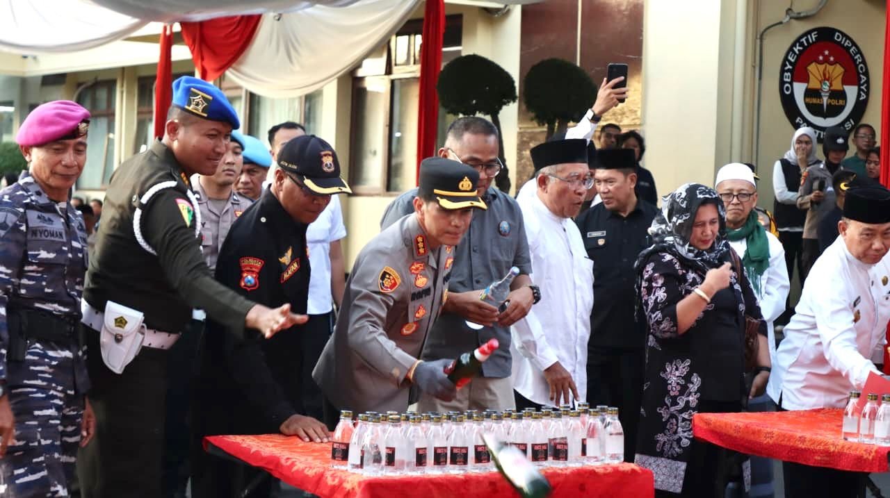 Pastikan Lebaran Aman, Polresta Banyuwangi bersama Forkopimda Musnahkan Ribuan Miras dan Knalpot Brong Hasil Ops Pekat Semeru 2026 serta Cipta Kondisi